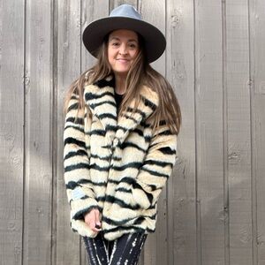 Jakke Faux Fur Tiger Print Coat | Vegan Fur Statement Jacket - Size Small